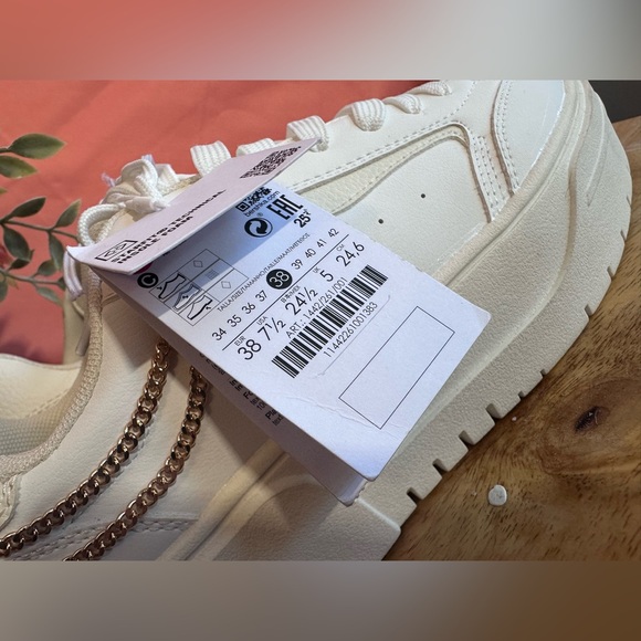 BERKSHA casual all white shoes with a gold chain size 7.5 women’s NWT - Picture 8 of 9